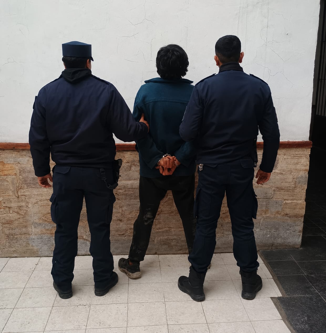 Insultó a policías, atacó un patrullero con piedras y terminó detenido